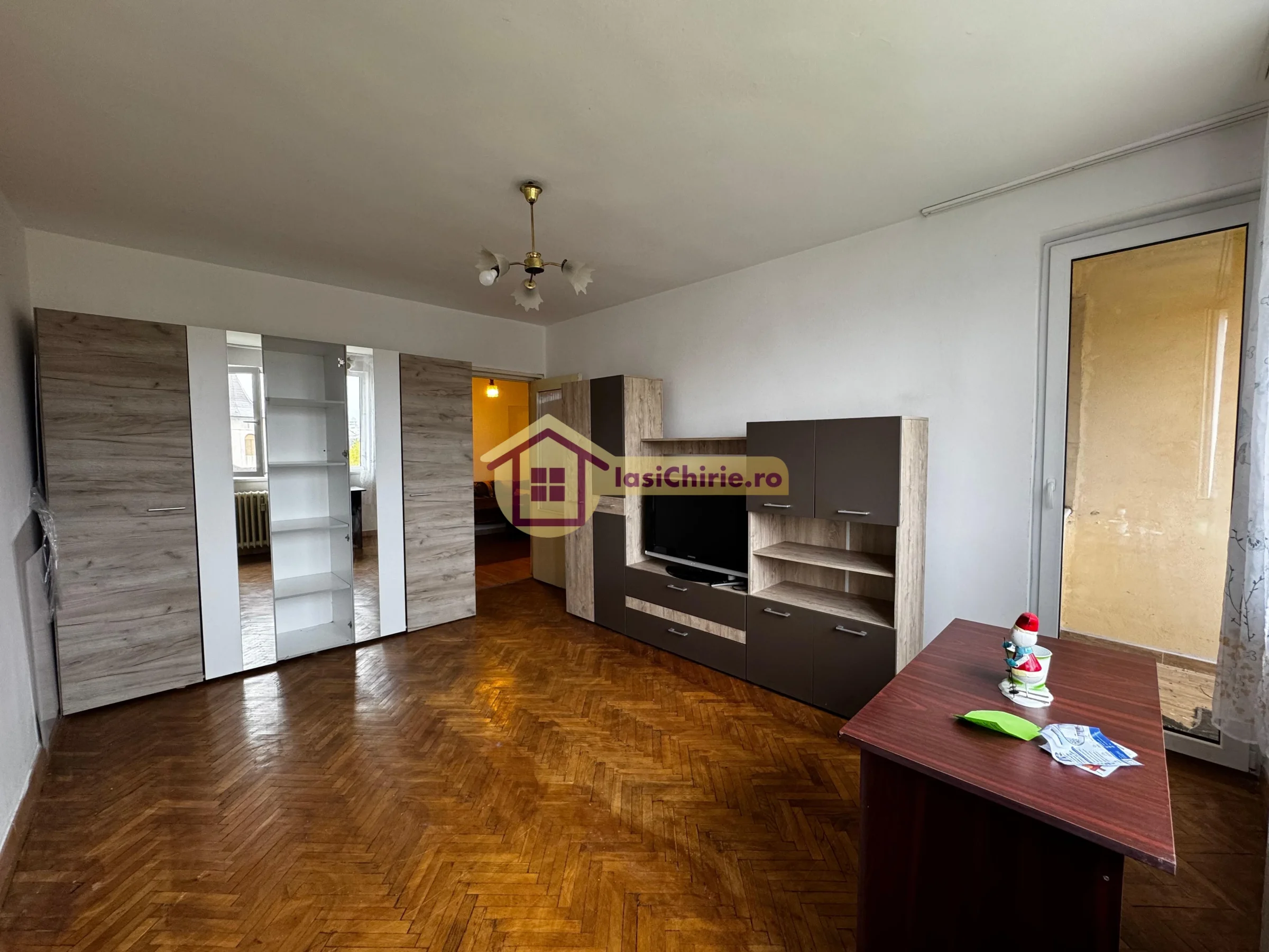 Apartament de vanzare cu 2 camere in Iasi, de tip decomandat, suprafata de 50 mp, zona Podu Ros